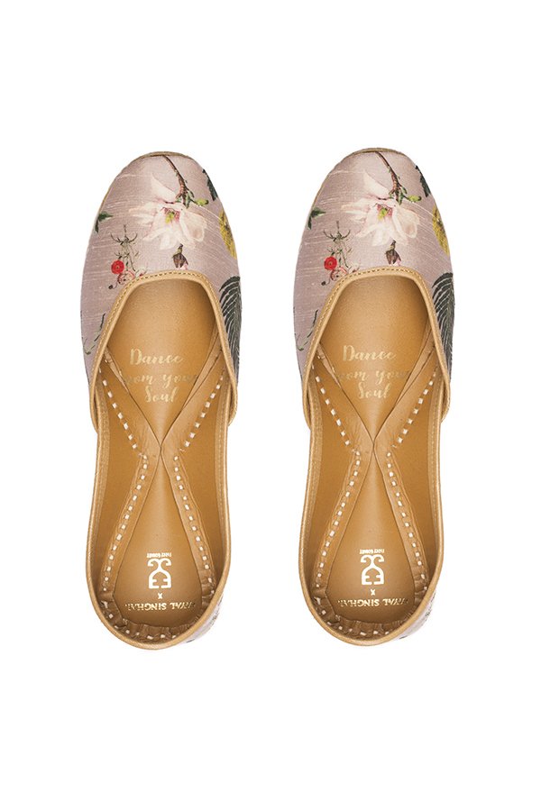 WeddingTimesTOI's tweet photo. Looking for a comfortable pair of shoes this wedding season? Ditch your heels for these comfortable pairs of juttis!
#shilpsutra #pastelsandpop #needledust #fizzygoblet #payalsinghal #juttis #weddingfootwear @fizzygoblet @NEEDLEDUSTjutti @payalsinghal @pastelsandpop @Shilpsutra https://t.co/FUZJa32Qm5