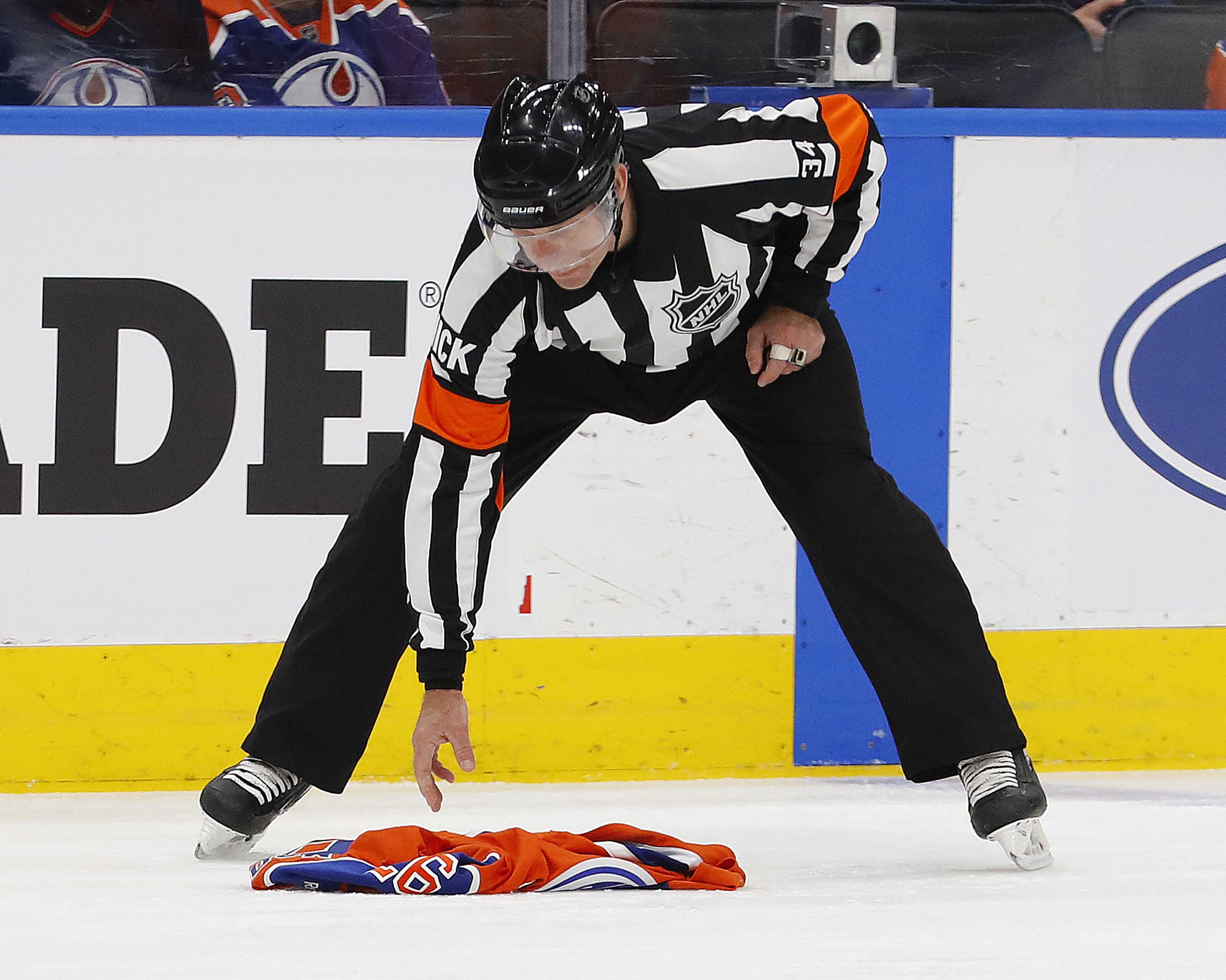 Charlie Roumeliotis on X: Referee picking up Oilers jersey that an angry  fan threw on the ice during #Blackhawks five-goal explosion.   / X