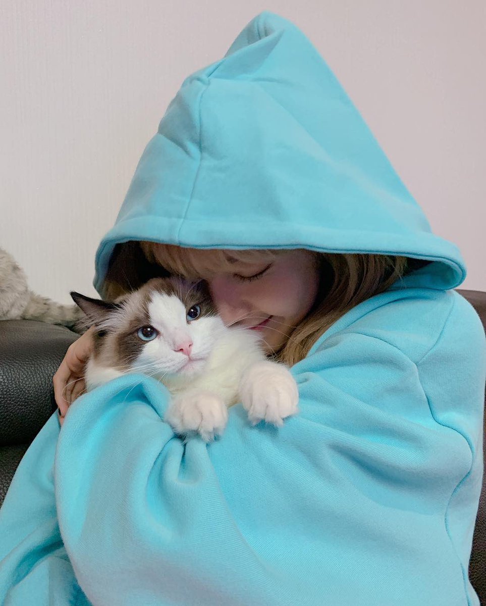LISARAMBO_'s tweet photo. #LISA hugging the adorable #LUCA! 😍
https://t.co/scLC43pdZP https://t.co/SiXGPOIjuN