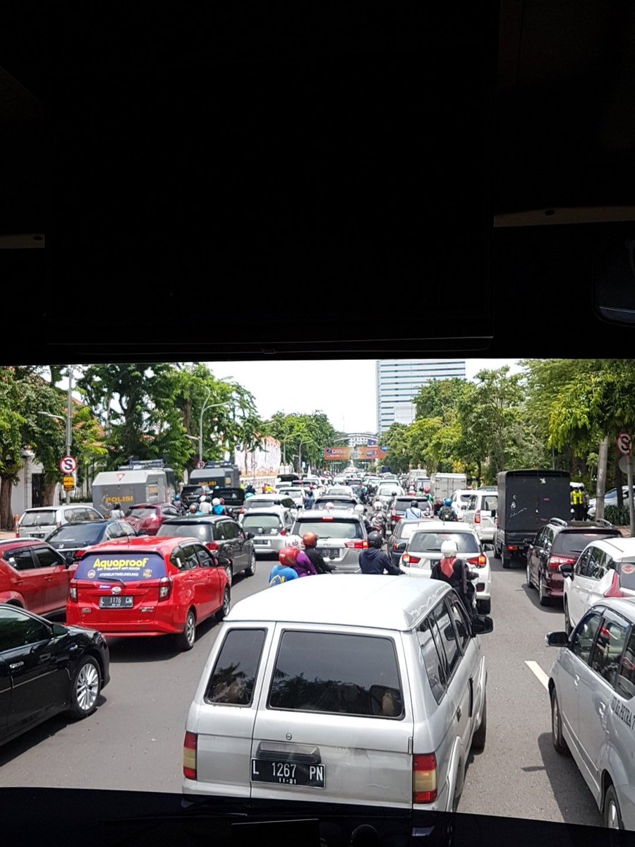 Kemacetan luar biasa di depan grahadi gedung walikota surabaya. Demo + volume kendaraan <a href="/e100ss/">Radio Suara Surabaya</a>