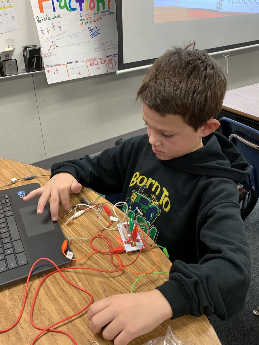 DianeMMedeiros's tweet image. Linwood STEAM Makerspace promoting Engineering, Creativity, and allowing students to make their own inventions with Makey Makey!  #MakeyMakey #LinwoodLeads #VisaliaEdTech #VisaliaSTEM