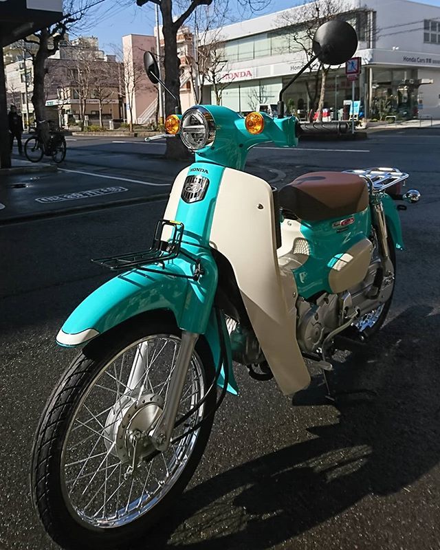 Uzivatel イーグル店主 Na Twitteru 19 2 6 お客様のご要望でオリジナルカラーで納車 宝飾店で朝食でも食べたくなるようなブルー 茶色いシートも似合ってます スーパーカブは日本の宝です スーパーカブ 110 Ja44 T Co Vgh1ufbarj