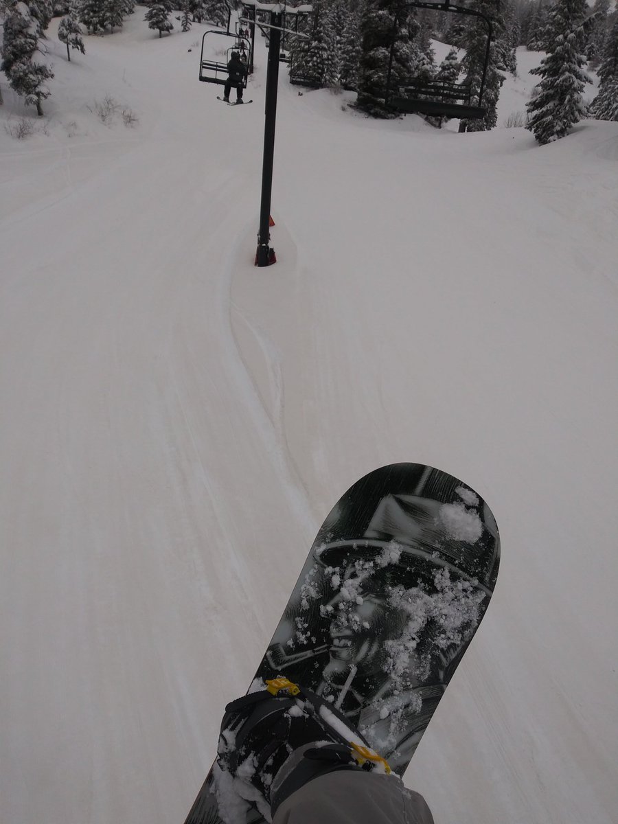 LinkThePup's tweet photo. Had an awesome day despite the news. Backside kicked my butt. #freshlocalfun #boiseidaho #snowboarding @BOGUSBASIN https://t.co/RVClOZvCoj