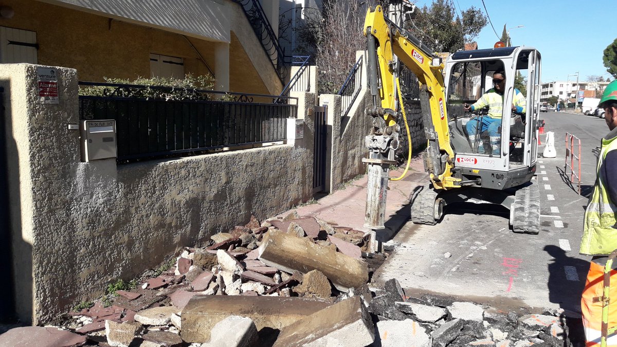 ChefEIFFAGE's tweet photo. 🚧 Travaux  Spie Batignolles - Malet : Impasse du Mas Argeliers
Réfection du trottoir et création d'oreille pour chaque sortie de riverain .
Phase de démolition 

#montpellier
#voirie
#embellissement #travauxroutier 
#rénovation
#accessibilite
#travaux
#travauxpublics
#hérault https://t.co/rGp69EKHL1
