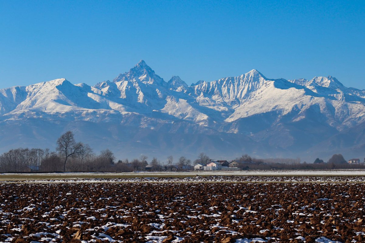 srmcarla's tweet photo. #ilCreatore
Tuoi sono i cieli, tua è la terra,
tu hai fondato il mondo e quanto contiene;
il settentrione e il mezzogiorno tu li hai creati,
il Tabor e l'Ermon cantano il tuo nome.
Anche il Monviso canta al suo Creatore! https://t.co/c8xUgMogYN