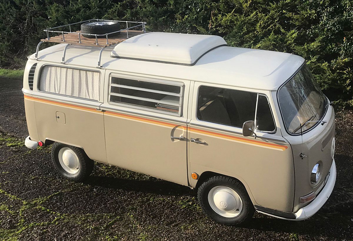 ClassicanaUK's tweet photo. This gorgeous 1968 Volkswagen Bay Window Westfalia is coming up at COYS next auction (16th Feb) at 'LCCS'. Est. is £24-£28k and it's got a full MOT! Imagine the attention this will get at the beach! #classiccars #surfing https://t.co/vJKH4cBGmp