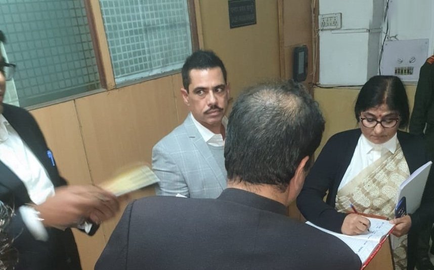 DDNewslive's tweet photo. #RobertVadra appears before Enforcement Directorate in connection with a #MoneyLaundering case https://t.co/cPz1PUhUH5