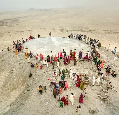 In the heat of balochistan desert Hindu Pilgrims climb the steep flanks of a mud volcano to throw coconuts.
They thank the gods and make wishes..
Photos by natgeo.
#Amazingpakistan