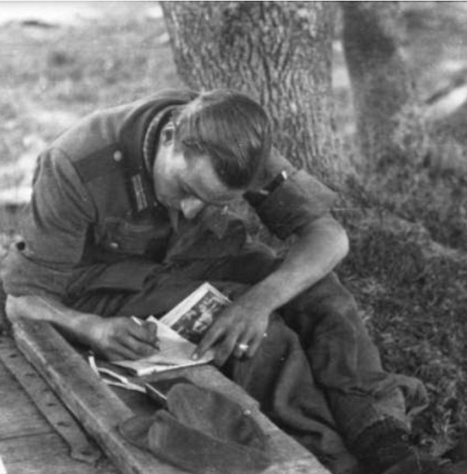 hugorj79's tweet photo. Possible escena, d'en Lluís concentrat, plasmant els seus pensaments al Diari de Guerra. Al front d'Aragó, peró amb pau i serenitat, als camps propers a Olivel; #c2cast18 @jsans_jaume #incertaglòria https://t.co/0I0WX0iDwk