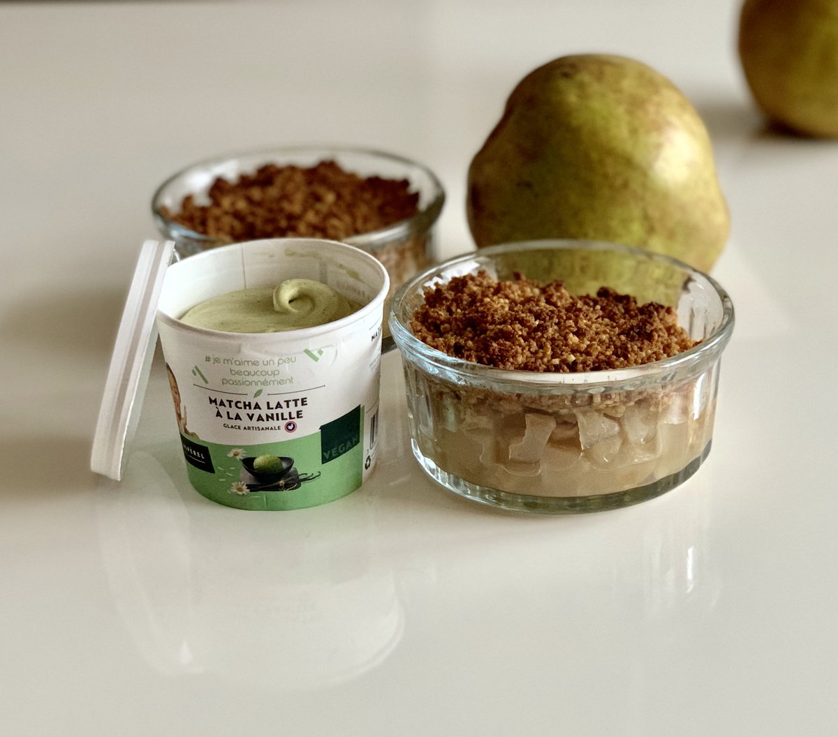 [ ❄️ Cadeau glacé de la semaine ❄️ ]
Retrouvez une recette rien que pour vous sur bit.ly/2LvhErt  😍 
 Crumble aux poires et sa glace matcha latte à la vanille  😁 
#mercredi #recette #glace #Icecream