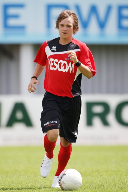 Stadiondebraak's tweet image. Len Koeman (@lenkoeman) zat in seizoen 2010/2011 bij de A-selctie van Helmond Sport. Echter heeft hij nooit officiele wedstrijden voor het eerste elftal gespeeld mede door 3 zware knieblessures. Momenteel werkt hij in de tv-wereld. 
Leuk feitje: Len is de zoon van Erwin Koeman.