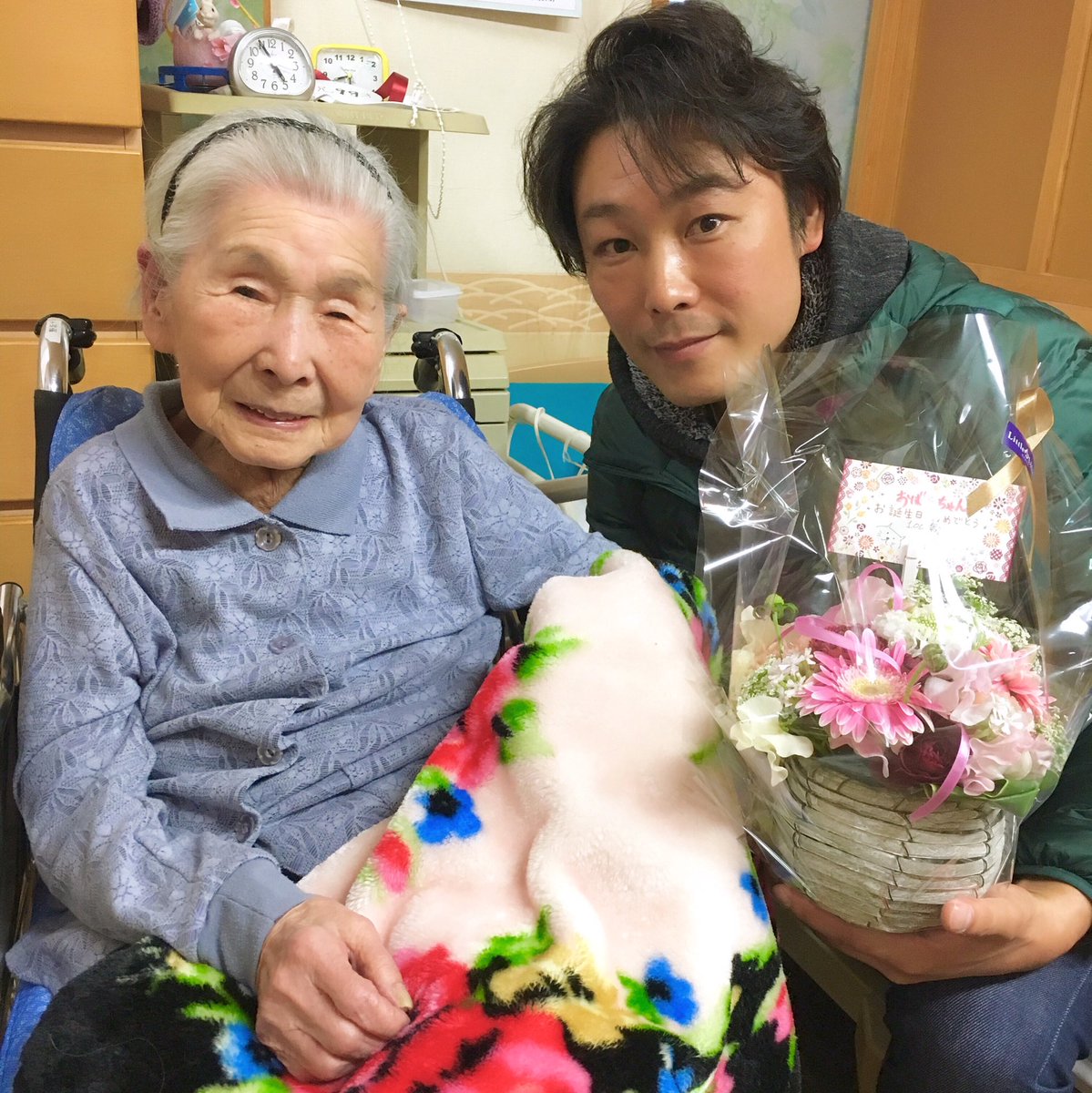 野坂尚也 En Twitter 今日100歳になるおばあちゃんの所にお花を持って行ってきた でもどうやら99歳だったようだ 1年早とちり でもでも白寿だよ 白寿 おめでとう 白寿に拍手 大拍手だ大白寿