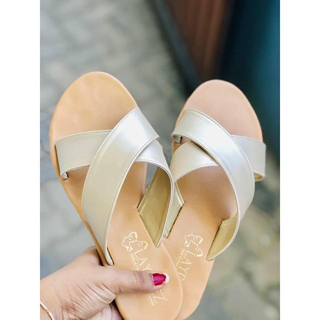 Gorgeous @iraa_____im captured her newest pair of laydeez ! 📸😍
'Gold crossover slides' .
.
#clientdiaries #clientpics #crossoverslides #mattegold #captures #instasnaps #flatsandals #madewithlove #freedeliveryislandwide #worldwideshipping🌎  #footwearb… bit.ly/2I325L4