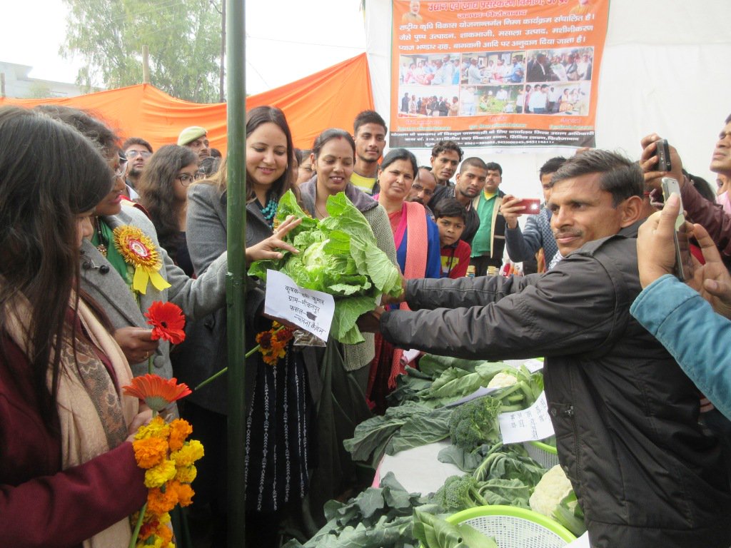 firozabaddm's tweet photo. इस्लामिया इंटर कॉलेज के प्रांगण में जनपद स्थापना द��वस पर जिलाधिकारी नेहा शर्मा तथा वरिष्ठ पुलिस अधीक्षक सचिन्द्र पटेल द्वारा फीता काटकर समारोह का उद्घाटन किया तथा मां सरस्वती के चित्र पर पुष्प अर���जित कर दीप प्रज्वलित किया। https://t.co/KKXYNgzeDh