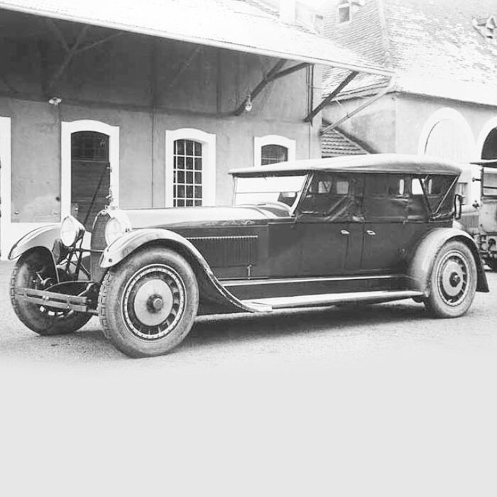 NielsvanRoij's tweet photo. Web Find Wednesday
On Web Find Wednesday we share interesting #cardesign work by other #coachbuilders.
Welcome to a another version if the #Bugatti #Royale: the 1927 Bugatti #Type41 La Royale Prototype with a body by #Packard.
What do you think of this #coachbuilt one-off? https://t.co/kRwozjtnWz