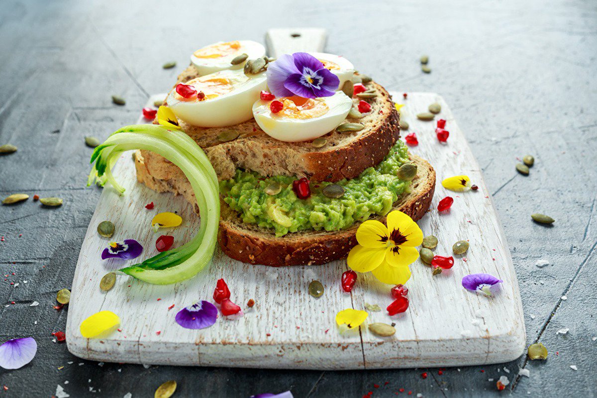 Bayındırlı üreticiler, çiçekçilikte dünya devi olan Hollanda için 'yenilebilen menekşe' üretecek. Desteklerimizle büyüyen İzmir tarımının geldiği nokta açısından sevindirici bir örnek..