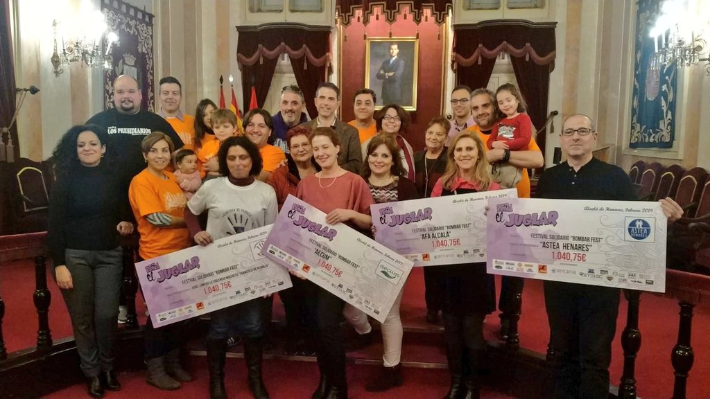 📸 Ayer, el alcalde <a href="/javiRpalacios/">Javier R. Palacios</a> y concejales y concejalas del <a href="/AytoAlcalaH/">Ayuntamiento de Alcalá de Henares</a> participaron en la entrega de la recaudación del pasado "Bombarfest, Juglares por Alcalá" de la <a href="/PJuglar/">Peña El Juglar</a> a varias asociaciones sin ánimo de lucro de la ciudad