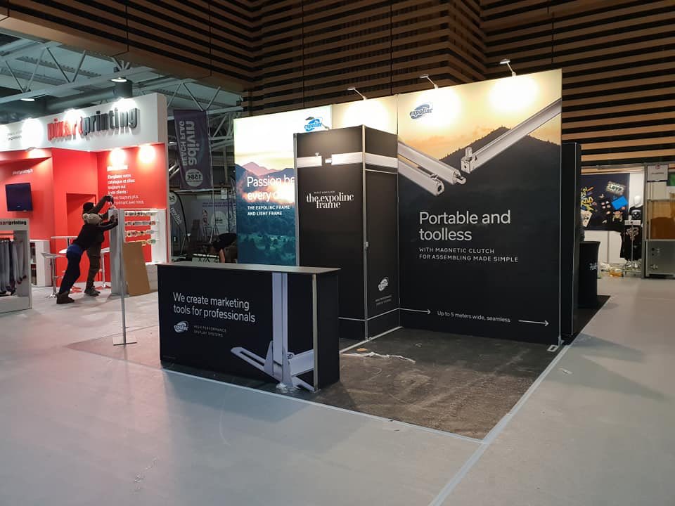ExpolincGmbH's tweet photo. Eine Reise nach 🇫🇷 lohnt sich nicht nur der guten Küche wegen, in Lyon ist auf der #Cprint auch der nigelnagelneue #Expolinc Frame zu sehen. Er bietet einzigartige #Funktioniltät, der Aufbau ist auch #werkzeuglos und höchst #benutzerfreundlich! Wir zeigen ihn gerne auch bei euch! https://t.co/kVDeoe6tbn