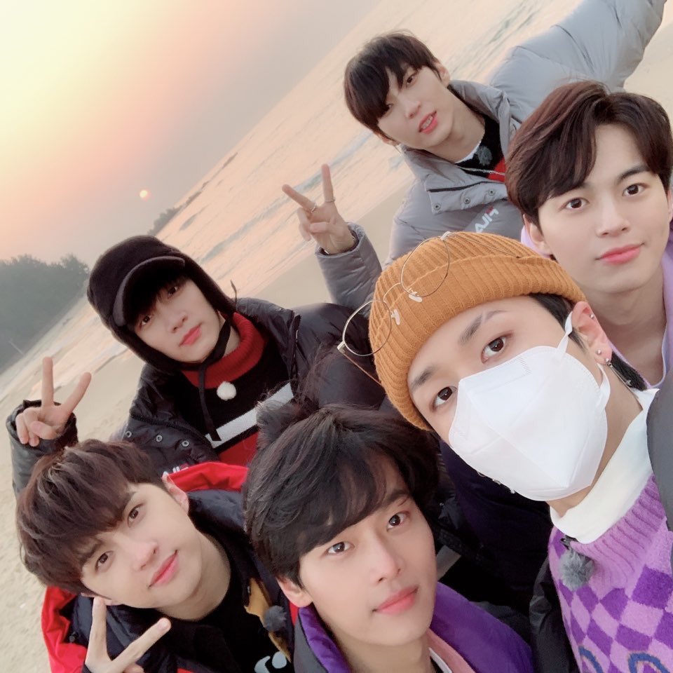 allhakyeonpics's tweet photo. How are u guys doing???? Days are passing by so fast and m still not ready for it!😭 @CHA_NNNNN @RealVIXX https://t.co/m0QtMzhr6W