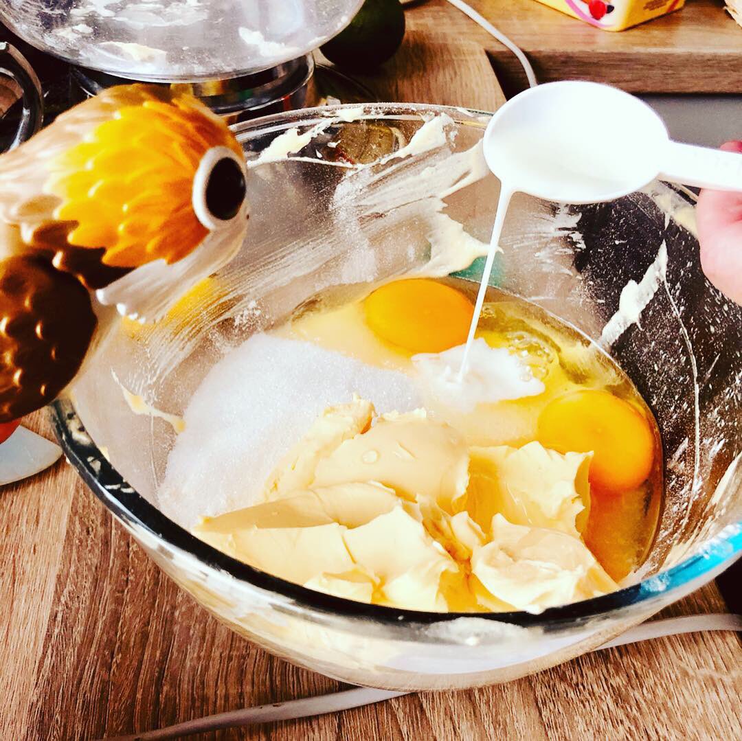 PabloThePorg's tweet photo. What’s this? What’s that? A cake?!? #Porg #Cake #CakeMixture https://t.co/Grr0KGNAEf