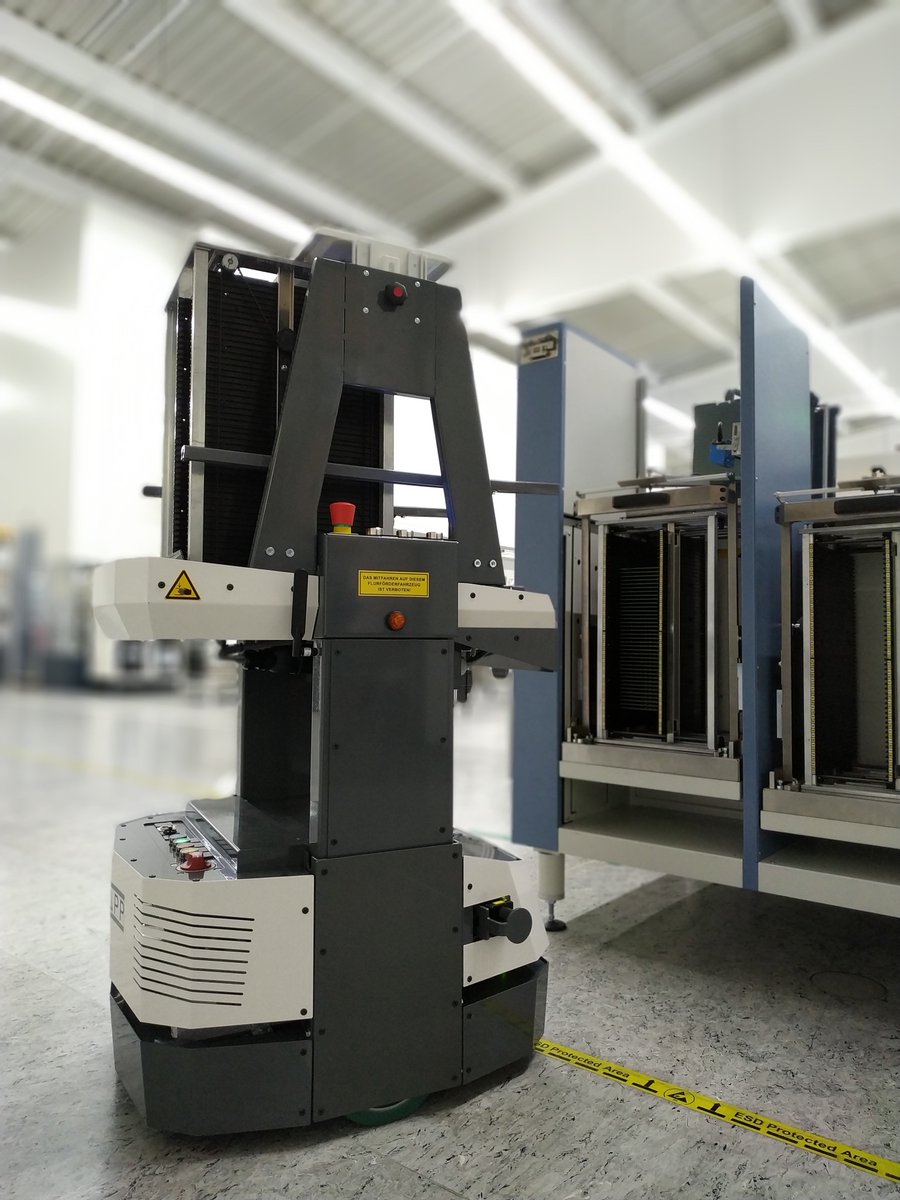 KNAPP_AG_de's tweet image. With the new shuttle construction, a stabilization framework for the transport of nose-heavy loading units, our Open Shuttles can now also transport printed circuit boards magazines. #makingcomplexitysimple #industrysolutions #openshuttle #agv #weareknapp