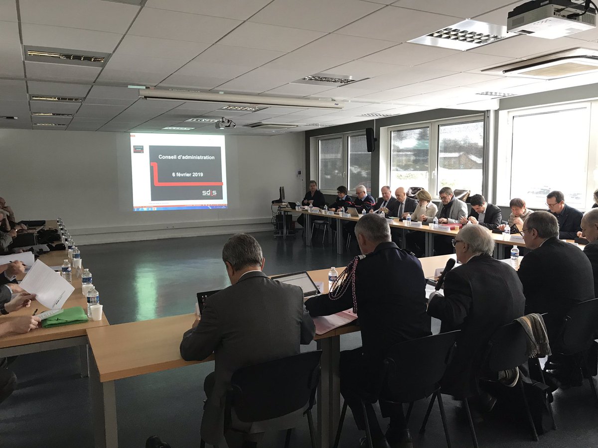 sdis42's tweet image. #instances Séance du conseil d’administration du @sdis42 ce matin à @saint_etienne_ en présence de nos autorités @Prefecture42 @LoirePresse ➡️ Au programme notamment le vote du budget de l’année 2019. #CASDIS