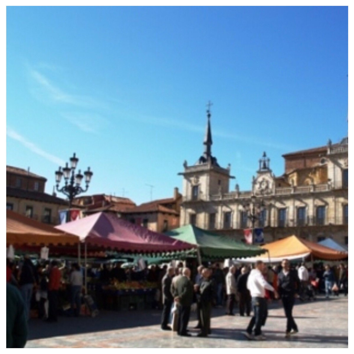 Hoy #mercadillo 🧶🥒🍊🍏🧦🥾👖 #LeonEsp en la Plaza Mayor #tradicion con #encanto Si acudes a comprar 👀 con los #AmigosDeLoAjeno y si tienes/observas alguna incidencia nuestros 👮🏻♀️👮🏻♂️están por la zona, cerca de ti
📞 092 / 112
#PoliciaLocalCercaDeTi
