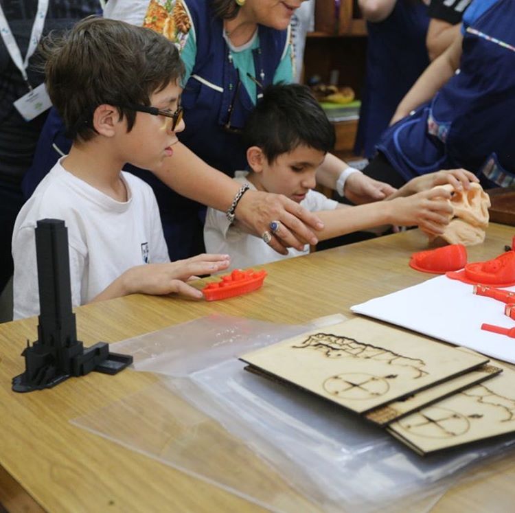 InnovaCiudadana's tweet photo. En una época en que podemos acceder a imágenes de cualquier cosa instantáneamente ¿que sucede con los niños con discapacidad visual? El Proyecto CON-TACTO del #LABICAR les acerca el mundo que les rodea mediante la impresión de objetos 3D en escuelas https://t.co/voD6tj1CQT https://t.co/vCCRDpWPNl