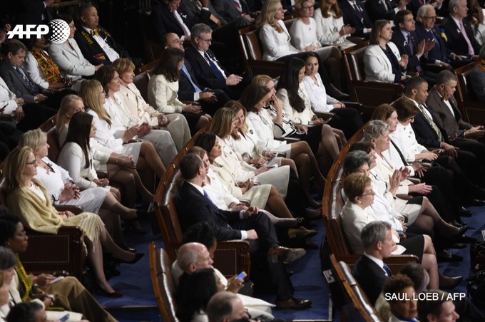 KhadyMany's tweet image. Les Femmes democrates en blanc pendant le discours de l&apos;union de @realDonaldTrump
Ça c&apos;est de la visibilité! 
Fière et hâte de voir cela en France!
Cessons d&apos;être dans l&apos;ombre de la gent masculine!
Le progrès passera par les femmes, i l est temps.
#Feminist4Ever
#Phoenix9Project