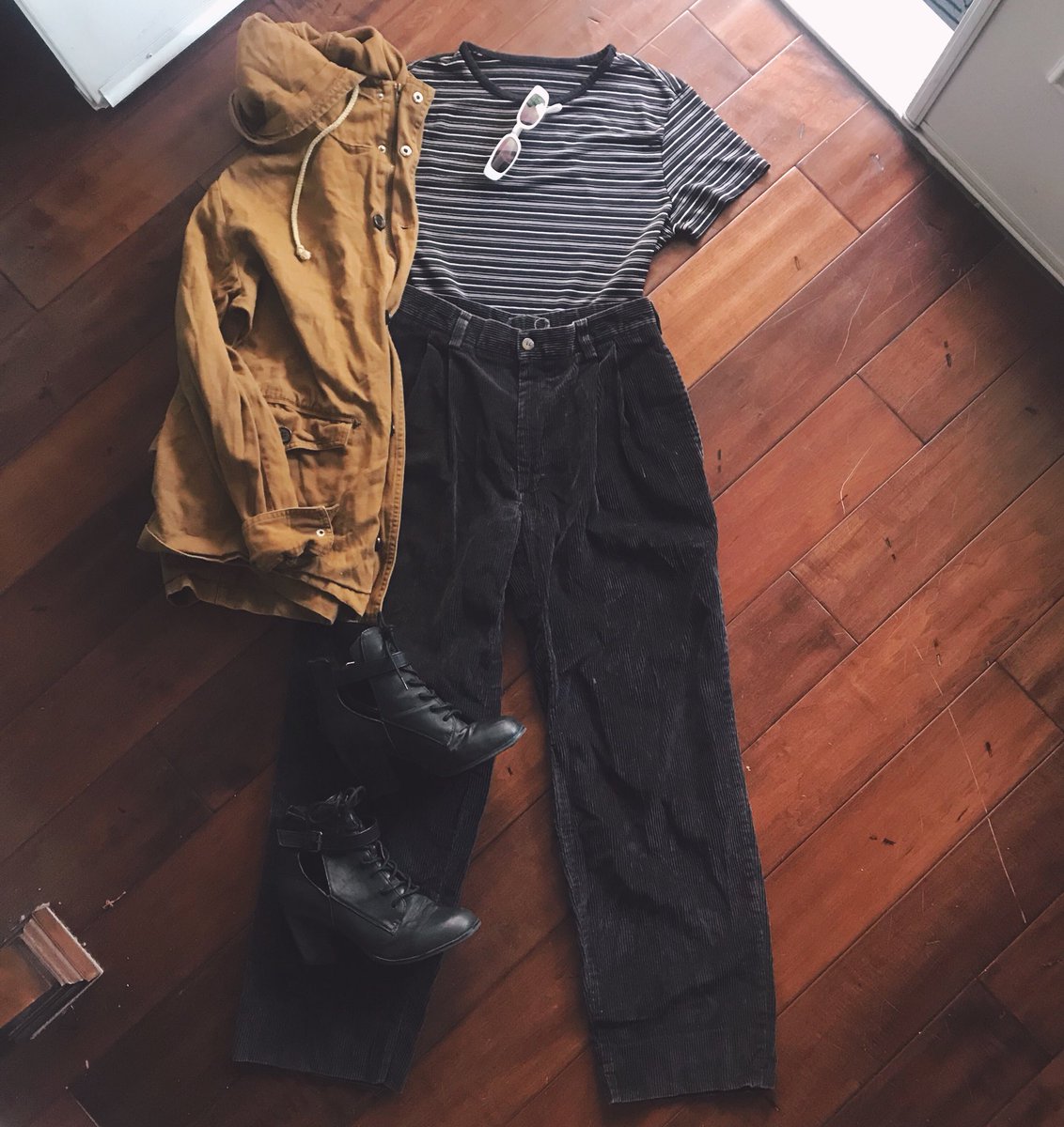 PopsikleShop's tweet image. Sold this striped tee &amp;amp; jacket to a loving home, now who’s going to scoop up these ✨vintage corduroy jeans?✨ 🖤👖🛒 #basicwear #corduroypants #corduroy #vintagepants #vintagejeans #thriftedootd