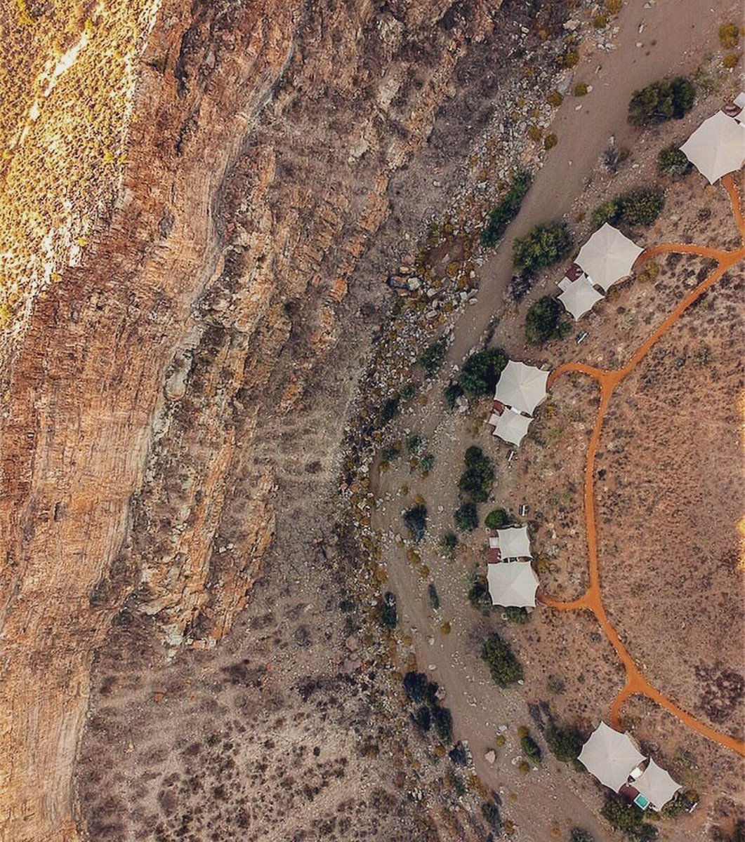 The luxurious Dwyka Tented camp at <a href="/SanbonaSafari/">Sanbona</a> is such an exquisite wildlife destination!⛺️👍🏼 Nestled in a stunning geological location and surrounded by fascinating indigenous fauna &amp; flora 🐆🍃  #SanbonaSafari #MeetSouthAfrica