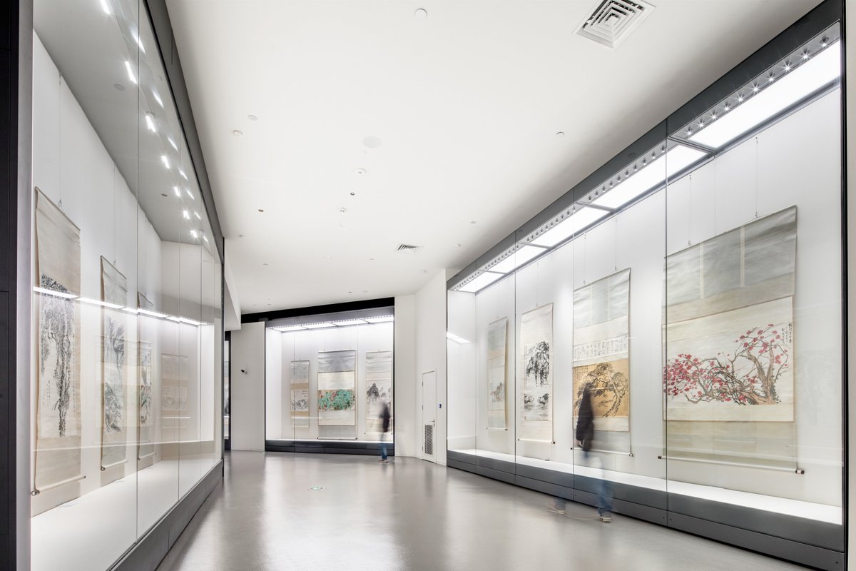 cnl_showcases's tweet photo. It's #ChineseNewYear &amp; our #MidWeekMuseum is taking us to the #LiuHaisu Art Museum, Singapore.

The case size &amp; low reflective glass means visitors get the best unobstructed views while microclimate controls &amp; heat/ultraviolet free LED lighting ensures delicate artwork is safe. https://t.co/4kOVoPCyYf