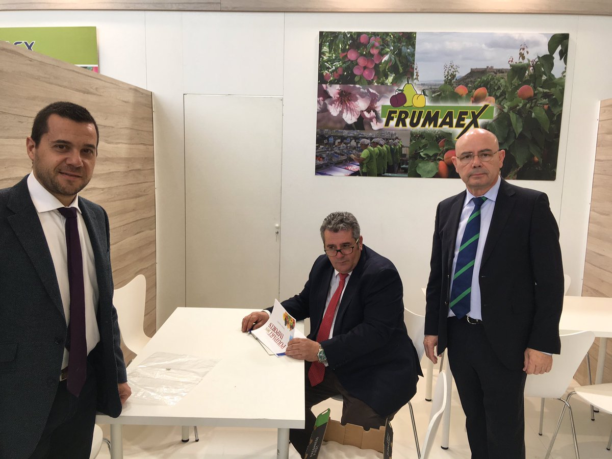 RevistaMercados's tweet photo. Frumaex en su stand en el hall 18 un año más,apostando por llevar la fruta de hueso de #Extremadura a Europa #Fruitlogistica2019 #fruitlog19 https://t.co/V5DuS5Wuma