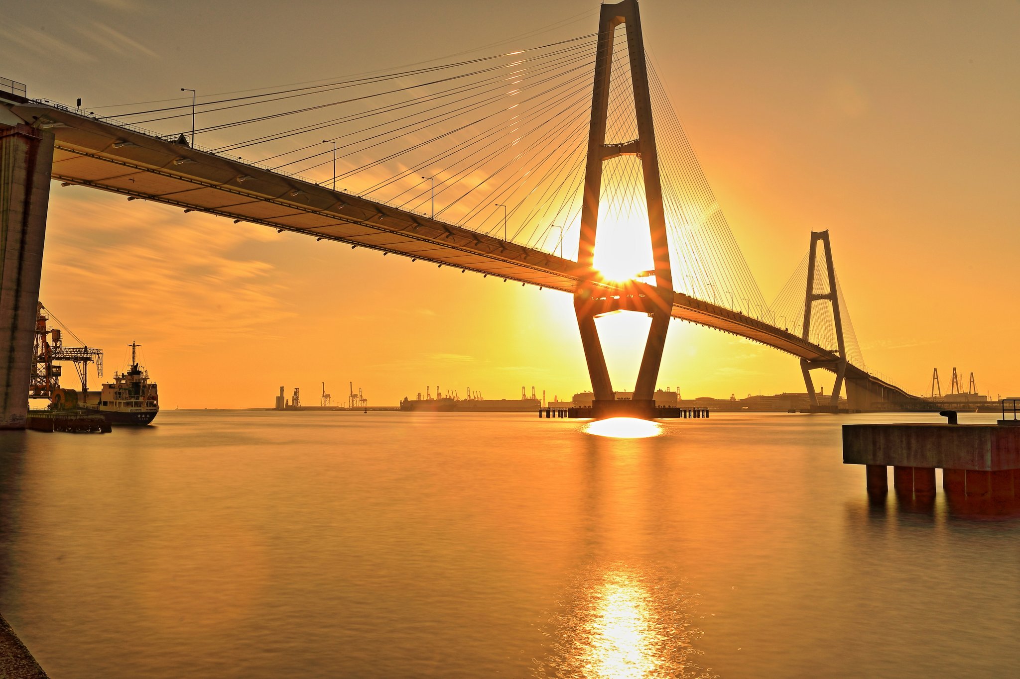よっちゃん 雨上がり名港トリトングラデーション 今日は朝からシトシトぴっちゃんの 三時頃から天気回復 仕事済み慌てて トリトン橋に猛ダッシュ E 水たまりにも冬色ライトアップが反映 名港トリトン Reflection T Co