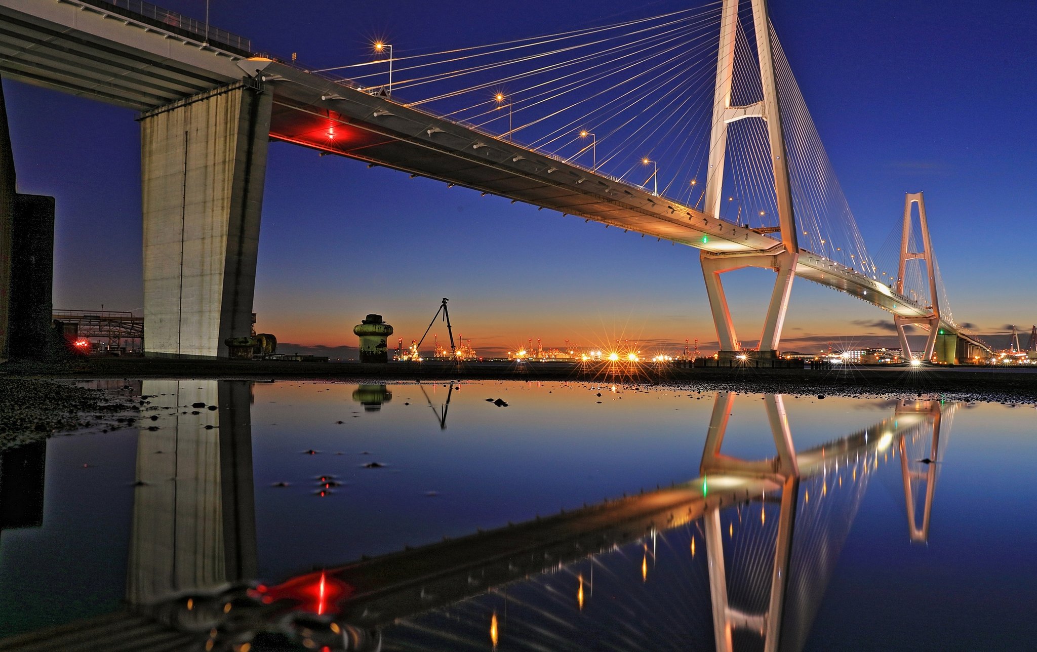 よっちゃん 雨上がり名港トリトングラデーション 今日は朝からシトシトぴっちゃんの 三時頃から天気回復 仕事済み慌てて トリトン橋に猛ダッシュ E 水たまりにも冬色ライトアップが反映 名港トリトン Reflection T Co