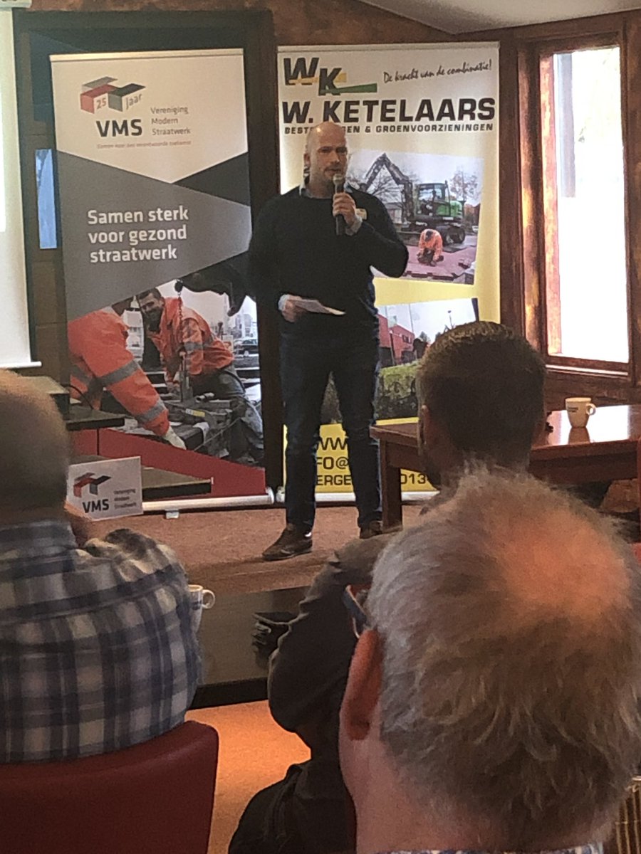Johan de Krom, eigenaar de Krom en voorzitter OBN, aan het woord tijdens de #BRL9334 bijeenkomst over zijn ervaringen in de praktijk. #openbareruimte #modernstraatwerk #VMS <a href="/skgikob/">SKG-IKOB</a> @KiwaCert