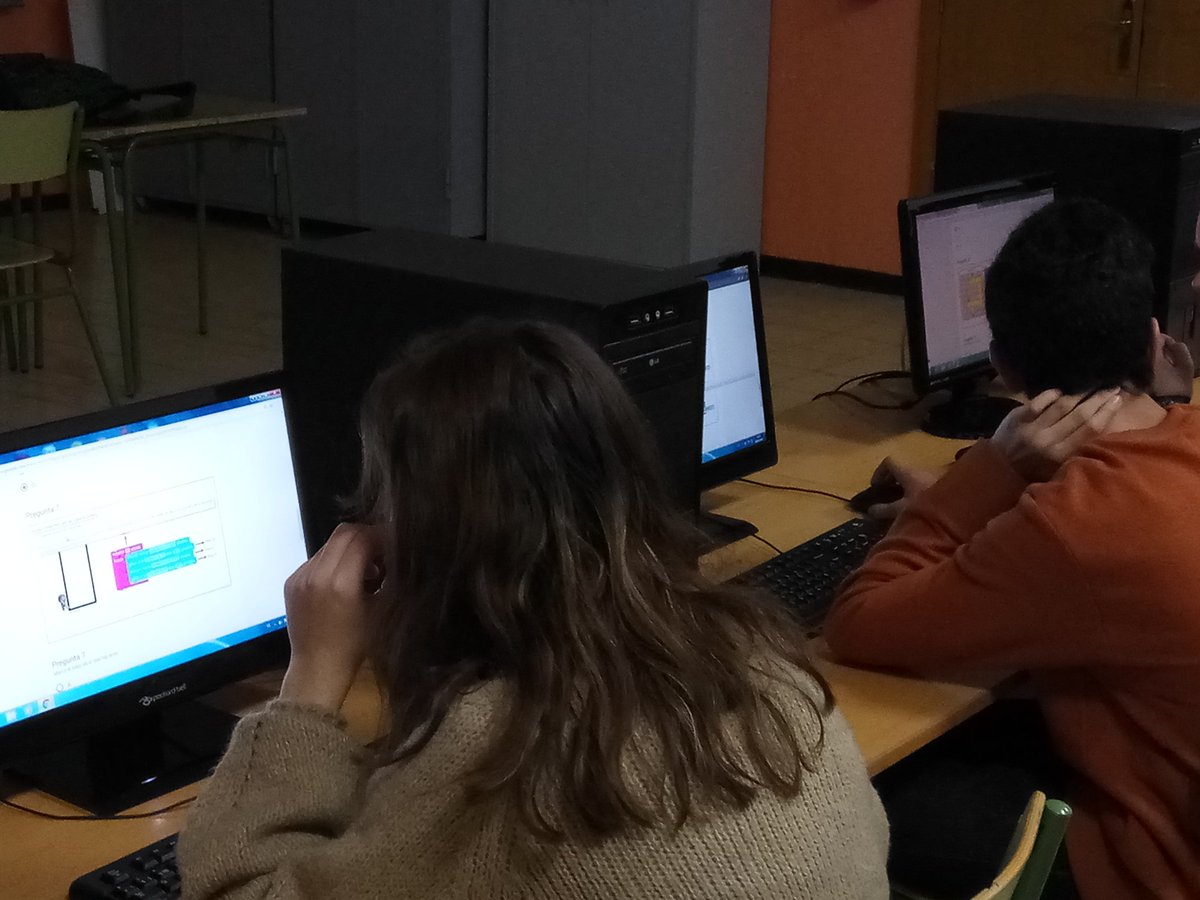 Rafa_Gil_G's tweet photo. Comenzamos contenido el curso Pensamiento Computacional con 4ESO.
@IESMUribarri ,@cfiesalamanca,#Arduino ,#pensamientoComputacional https://t.co/rfkPpvmc7M