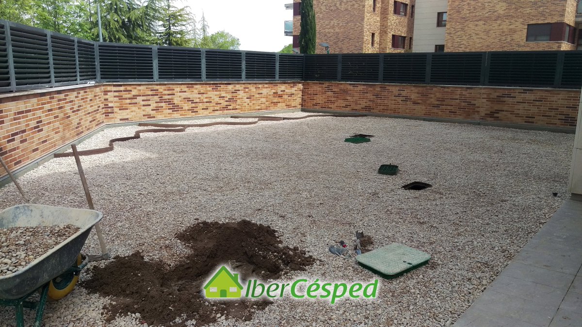 Si no quieres que las lluvias afecten al estado de tu #CéspedArtificial, es fundamental que este disponga de un sistema de #Drenaje adecuado