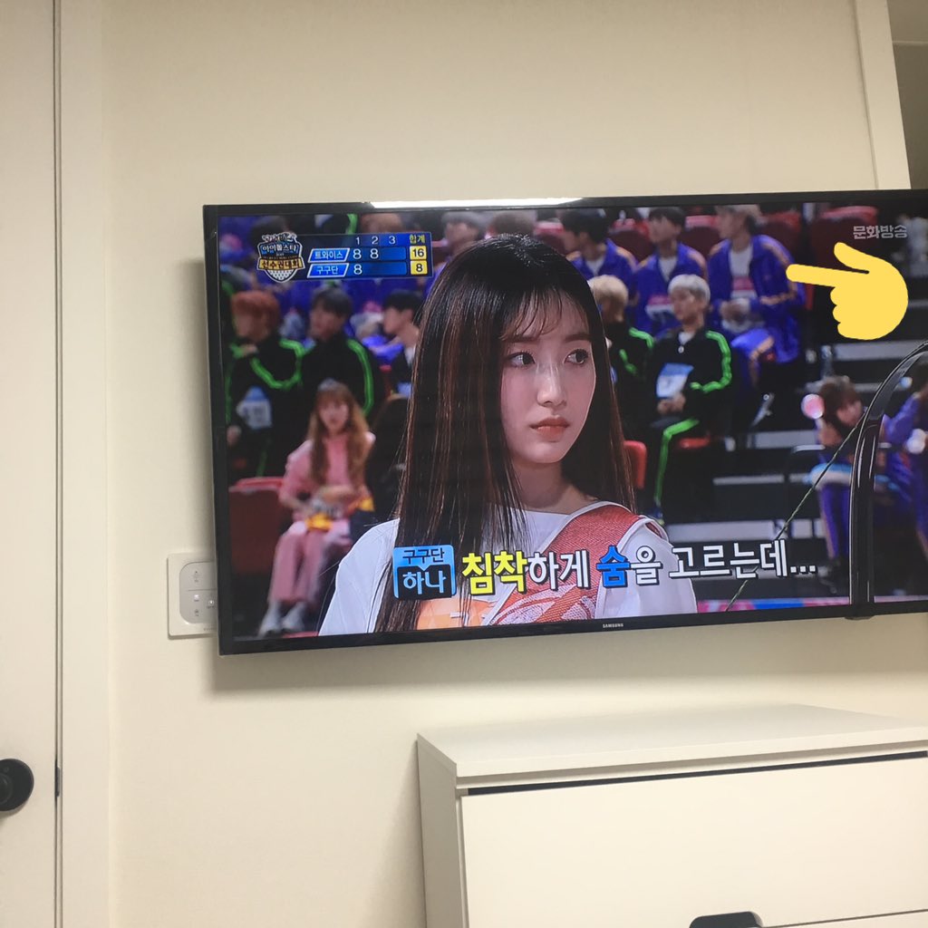 cutie__0208's tweet photo. @MBC_entertain #아육대본방사수 #MBC예능연구소 #스트레이키즈 #아이엔 ��구랑 밥 후딱먹고 아육대 보려고 빨리 들어왔어요,,ㅎㅎ❤️ 스키즈 승부차기 할 때 사진을 못찍어서 조오기 보이는 거라도 찍어보았습니다,,가족들이랑 쪼록 앉아서 보구있어요 폴라 찍는 것도 가서 보고왔는데 그게 제 거면 좋겠어요 ㅎㅎ❤️❤️ https://t.co/GAcmpjAUiN