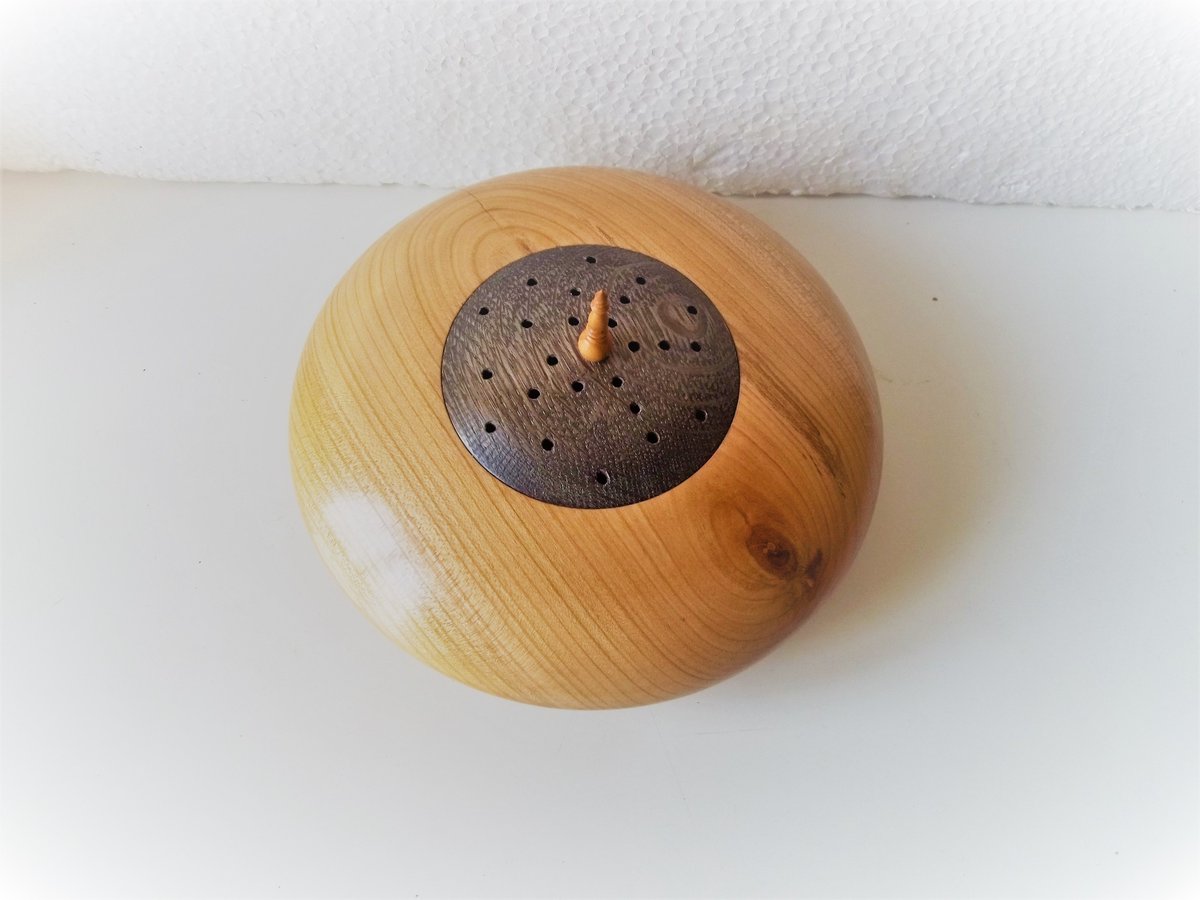 Smart_Boutiques's tweet photo. Porte-plume, casse-noix, #pot de senteur... Redécouvrez les objets du quotidien dans des matériaux nobles, créés avec #art et patience, de 10 à 75  euros. https://t.co/0DXr9yoQpa…/yrnb0guzq-pot-de-senteur-me…
 #potdesenteur #artisanat #bois #decoration #madeinfrance #ideecadeau https://t.co/aRzEEHimY4