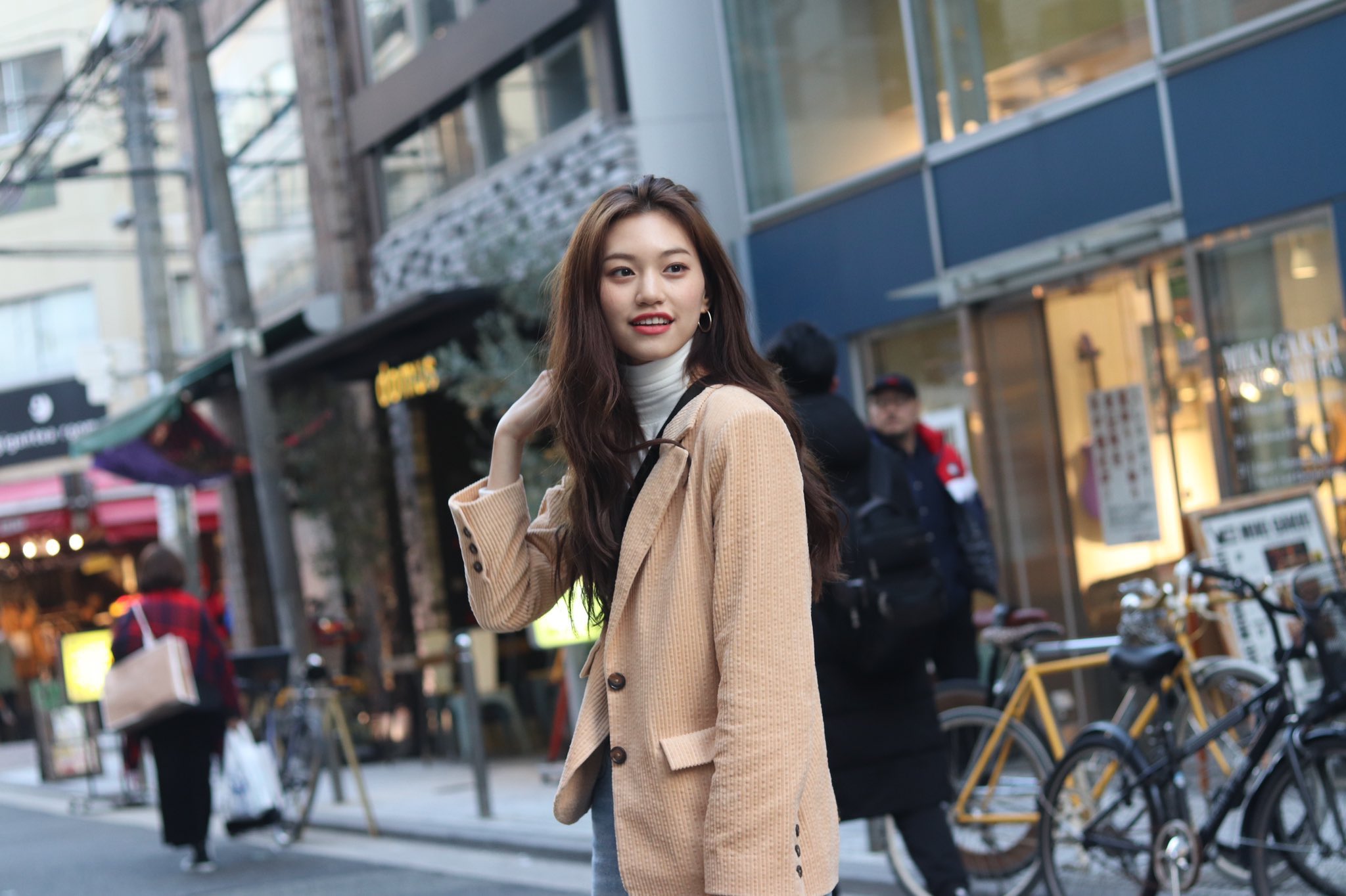 DytxH_pVAAEOkT4?format=jpg&name=large