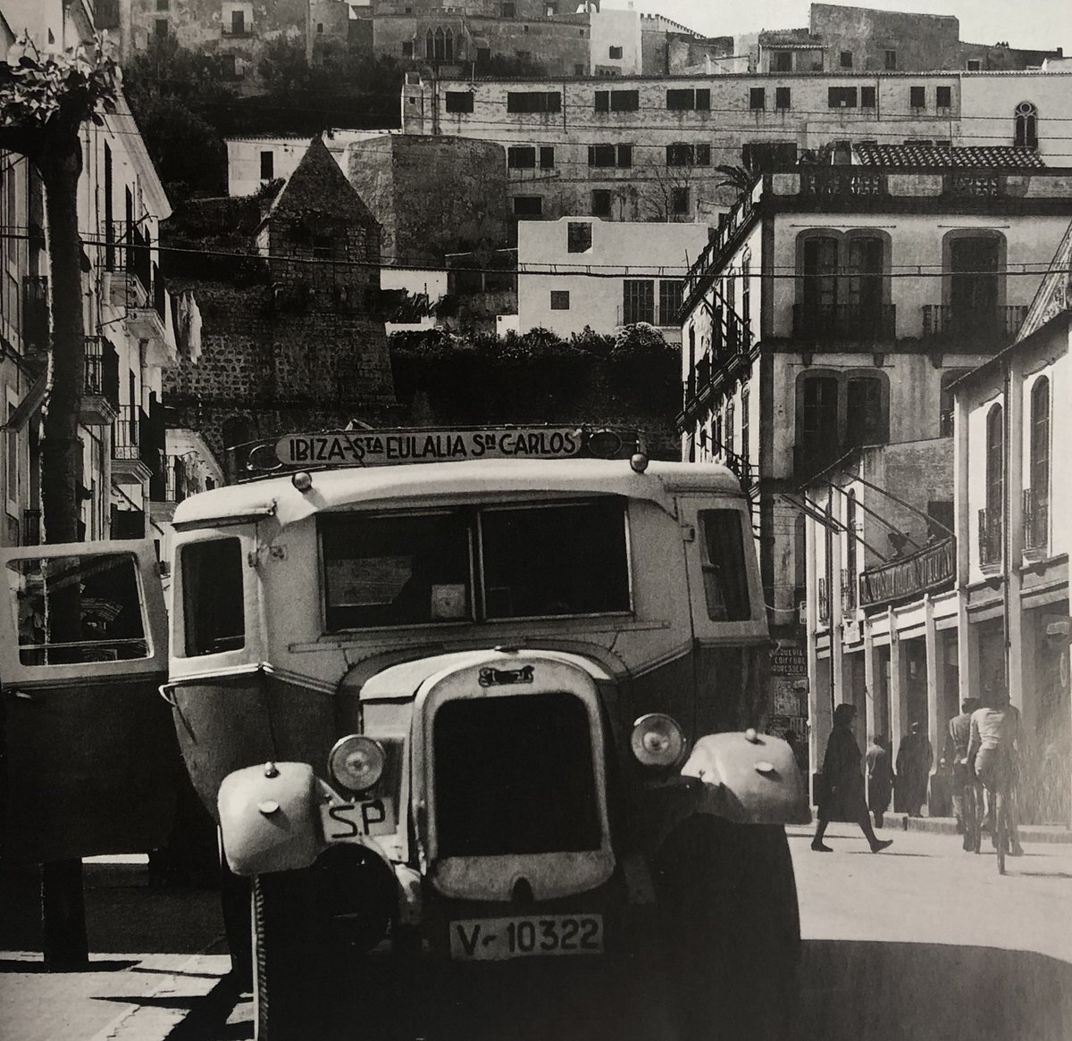lasdaliasibiza's tweet photo. Bus to the promised land #Ibiza #SanCarlos
Foto/photo: Cas Oorthuys,1964
#lasdalias #lasdaliashippymarket #hippiemarkt #lasdaliasibiza #hippystyle  #mercadillo #mercadillolasdalias  #eivissa #mercadillo #inspiration #enjoy #happy #cute #bohochic #ethnic #boholife #island https://t.co/O1VH7VJipA