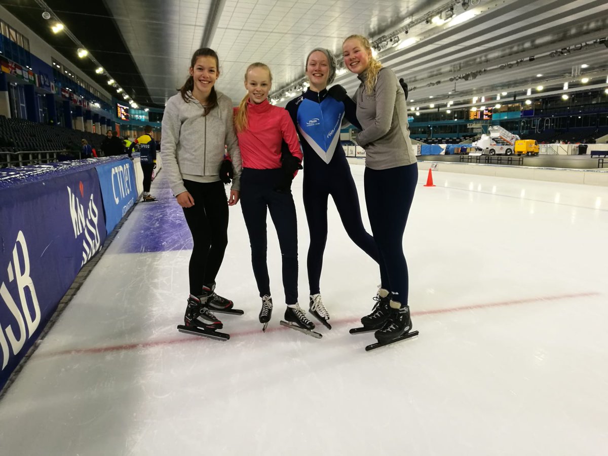 BornegoCollege's tweet photo. Teams uit Joure en van Lyceum #Bornego doen vandaag mee aan de voorronde van de scholenploegenachtervolging in @Thialf ! Deze meiden uit Joure zijn er klaar voor! Zet hem op allemaal. #goedvoorelkaar https://t.co/dAEijMWQWW