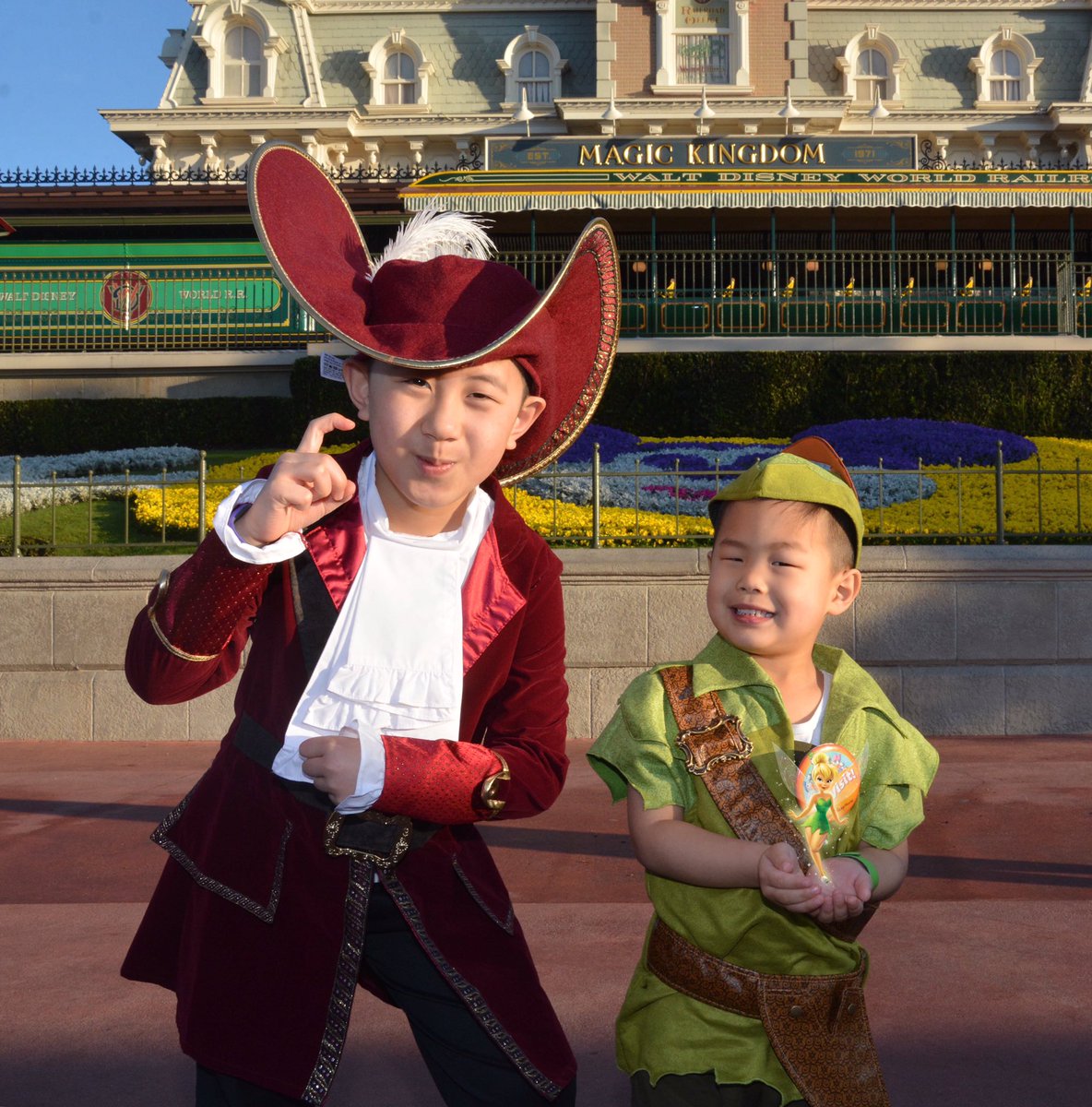 gvolution's tweet image. 2nd day at WDW. Just tried the Peter Pan Float and Tink’s Pixie Dusted Cone. So refreshing and delicious 😋. Thanks @DisneyFoodBlog for the recommendation. @TheJennTracker @thetimtracker have you guys tried it yet? Peter Pan &amp;amp; Capt Hook approve of these #wdw #disneyfood