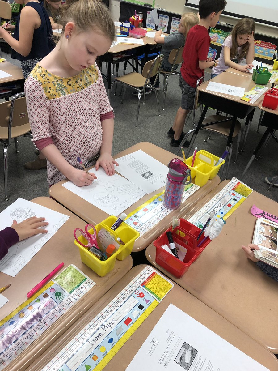 kat_perez315's tweet photo. “Do you think the use of plastic bags is good or bad?” Mrs. Kristy’s 2nd graders are responding to a text by forming an opinion and using evidence from the text to support it. #opinionwriting #textevidence #planningstage #TeachCENT #dailytask https://t.co/nM0CeXCxvr