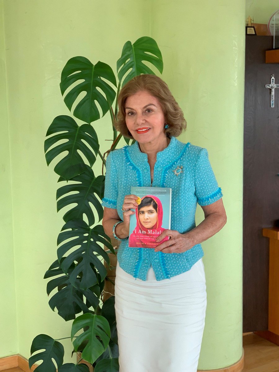 Estimados amigos, para aquellos que gozan de la lectura, les recomiendo el maravilloso libro de <a href="/Malala/">Malala Yousafzai</a> En este, ella narra su vida y lucha por los derechos de las mujeres. Es digno de admirar ya que muestra como por medio de la educación, se puede llegar a cambiar el mundo...