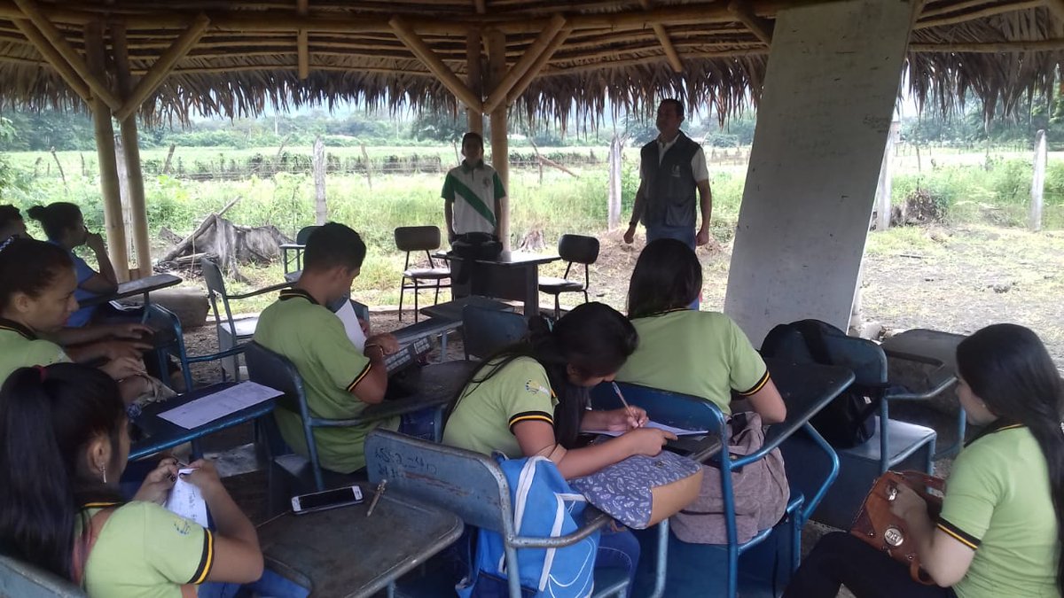 ISTPEM1's tweet photo. En la asignatura de máquinas agrícolas, estudiantes de IV A de tecnología en agropecuaria efectuan práctica de campo en la granja experimental de la @UleamEcuador https://t.co/dmmEm6ilnj