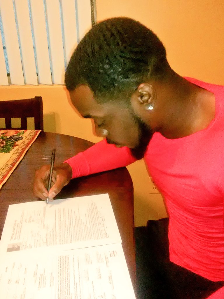 Wilburpittstate's tweet photo. Extremely Blessed to officially be signed to PittsburgState ! I Want to thank God most importantly &amp; my wonderful family as well as the great coaching staff at PSU for believeing in me As I come back from an ACL surgery!Big things coming soon.💯🙏🏾 @davewiemers @JuCoFootballACE https://t.co/jVTmHtvSx6