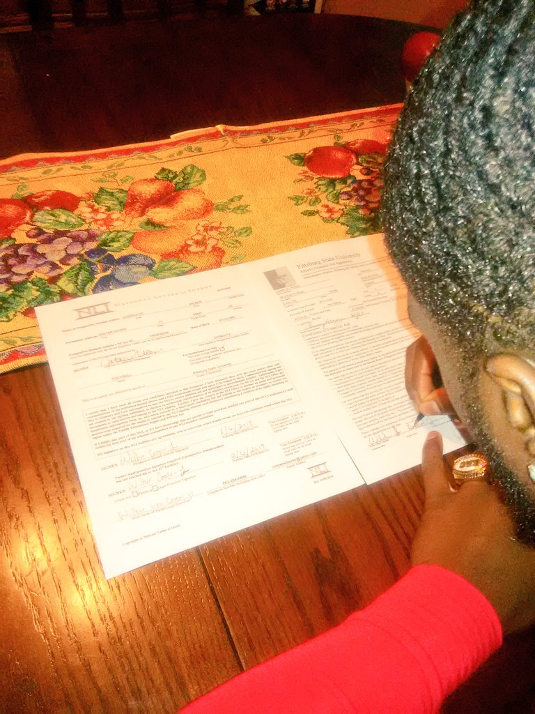 Wilburpittstate's tweet photo. Extremely Blessed to officially be signed to PittsburgState ! I Want to thank God most importantly &amp; my wonderful family as well as the great coaching staff at PSU for believeing in me As I come back from an ACL surgery!Big things coming soon.💯🙏🏾 @davewiemers @JuCoFootballACE https://t.co/jVTmHtvSx6