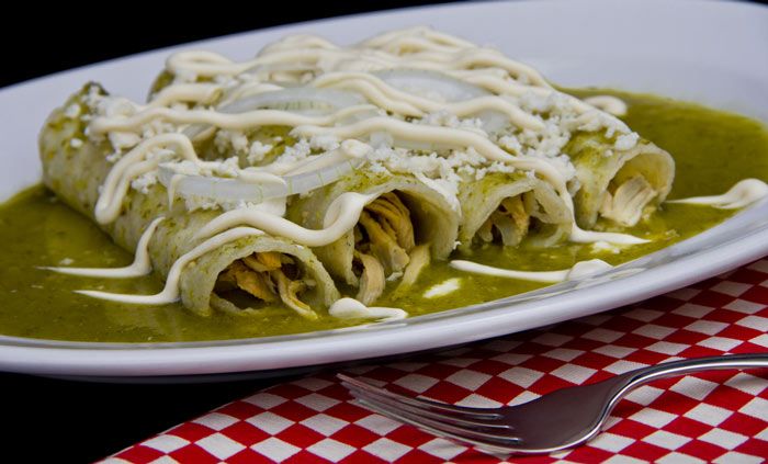 RPadrisimo's tweet photo. #Felizmiercoles 😊 Hoy os mostramos uno de nuestros platos favoritos del restaurante 👉 Enchiladas de mole verde 👈 Hechas con pollo desmigado, tortilla de trigo y mole y cebolla por encima 
#enchiladas #mexicanfood #mejorplato https://t.co/3axDNC30vR